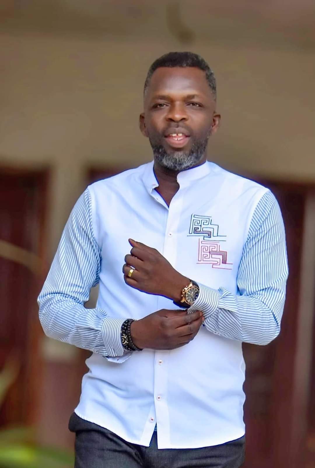 Chemise blanche a rayures avec broderie