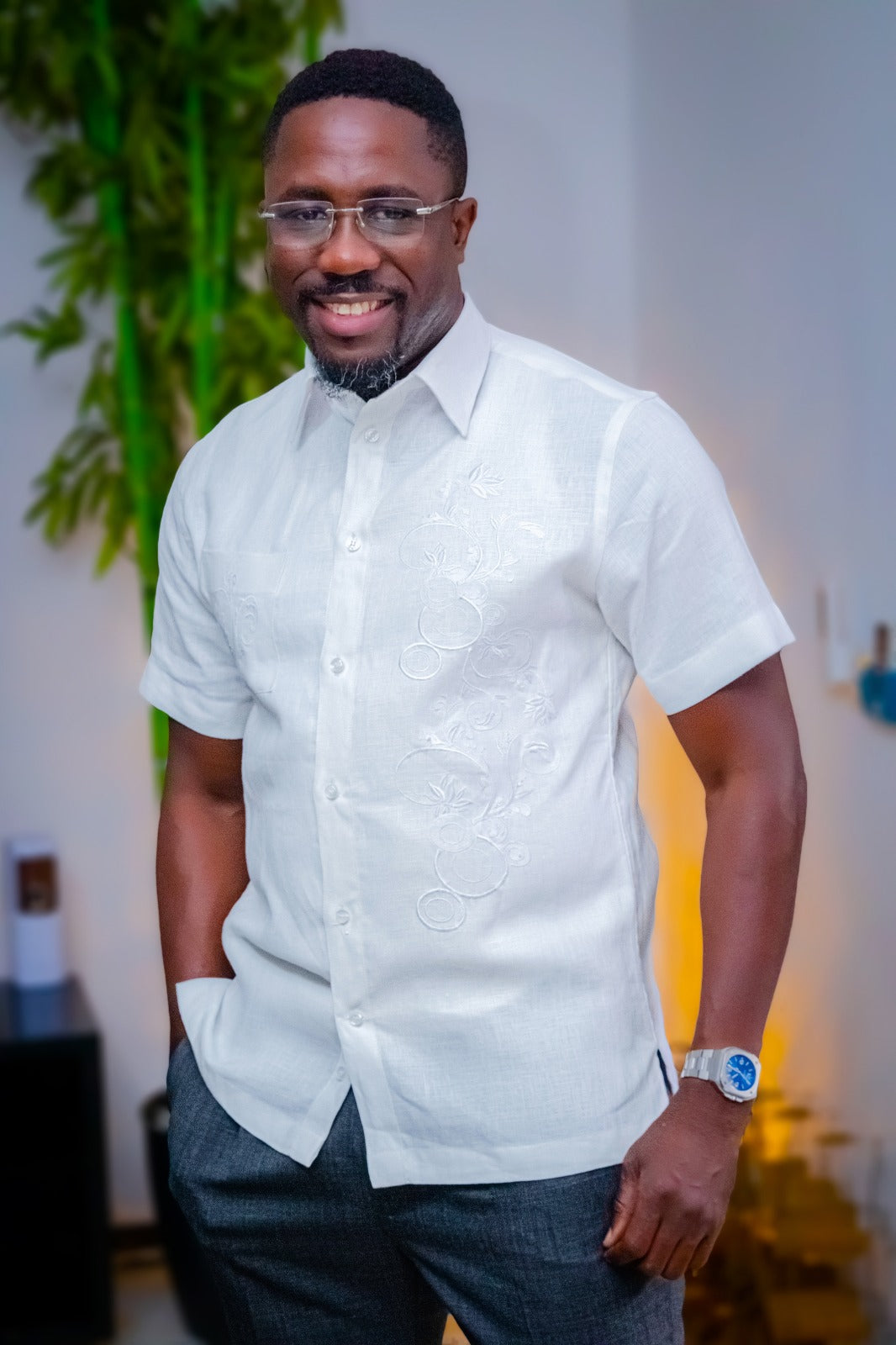 Chemise blanche avec motifs floraux brodés