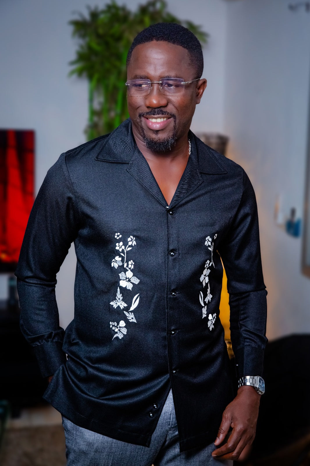 Chemise noire avec broderies florales