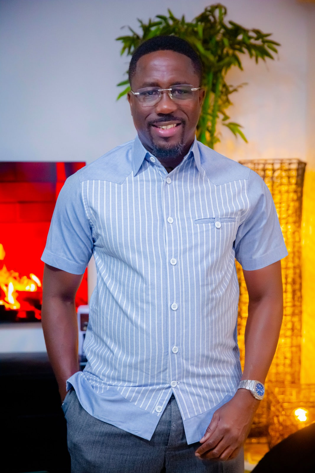 Chemise bleue à rayures blanches avec poche