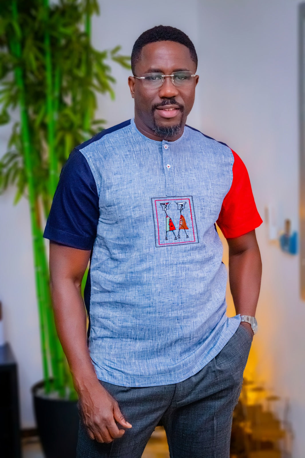 Chemise bleue brodée