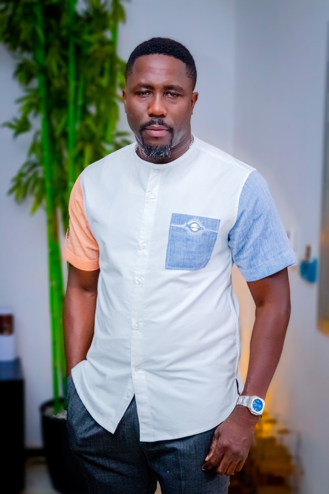 Chemise sans col blanche avec manches contrastées pêche et bleue