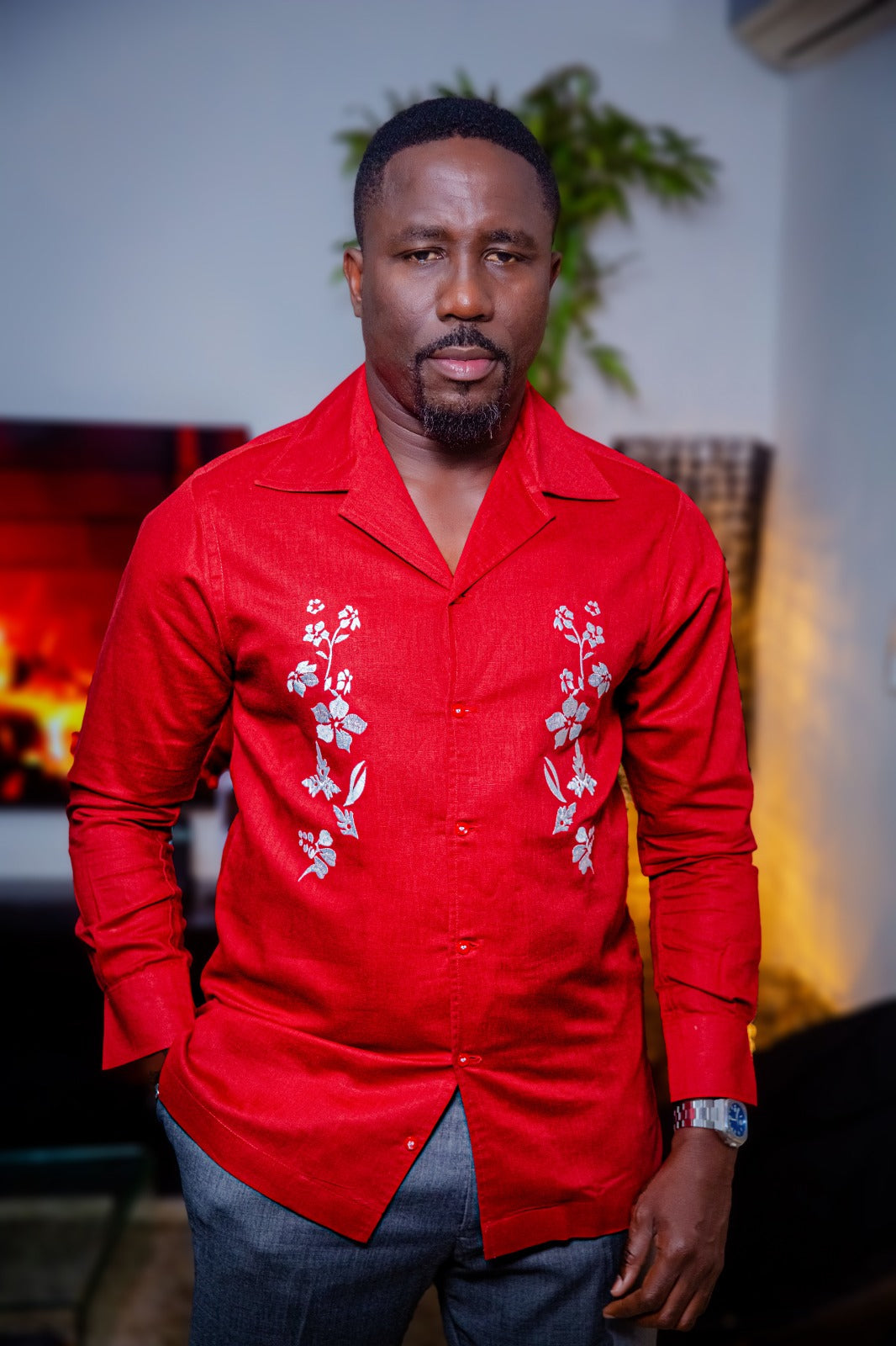 Chemise rouge avec broderies florales