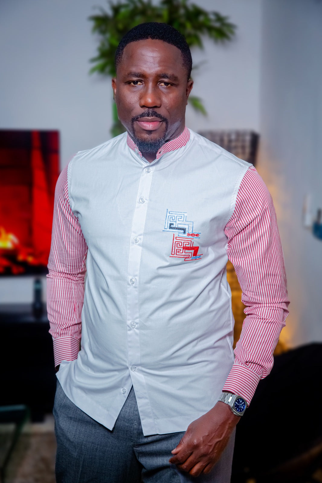 Chemise blanche avec manches rayées rouges